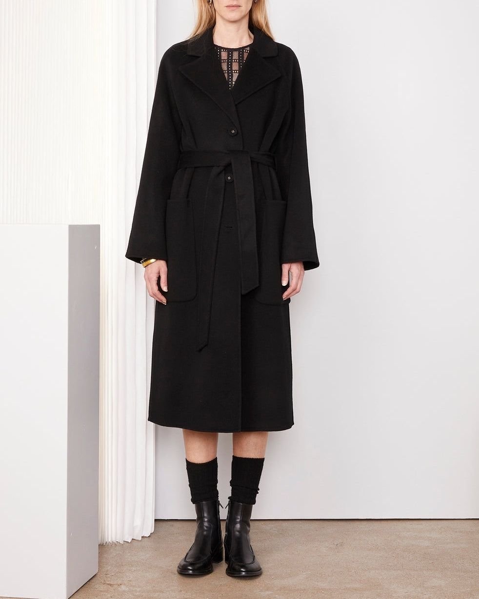 Officine Générale – Manteau Carlita - Noir - Femme, manteau noir en laine porté par un mannequin, vue de face