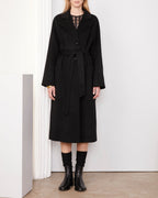Officine Générale – Manteau Carlita - Noir - Femme, manteau noir en laine porté par un mannequin, vue de face