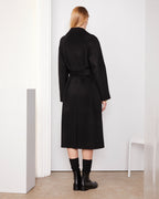 Officine Générale – Manteau Carlita - Noir - Femme, manteau noir long porté par un mannequin de dos
