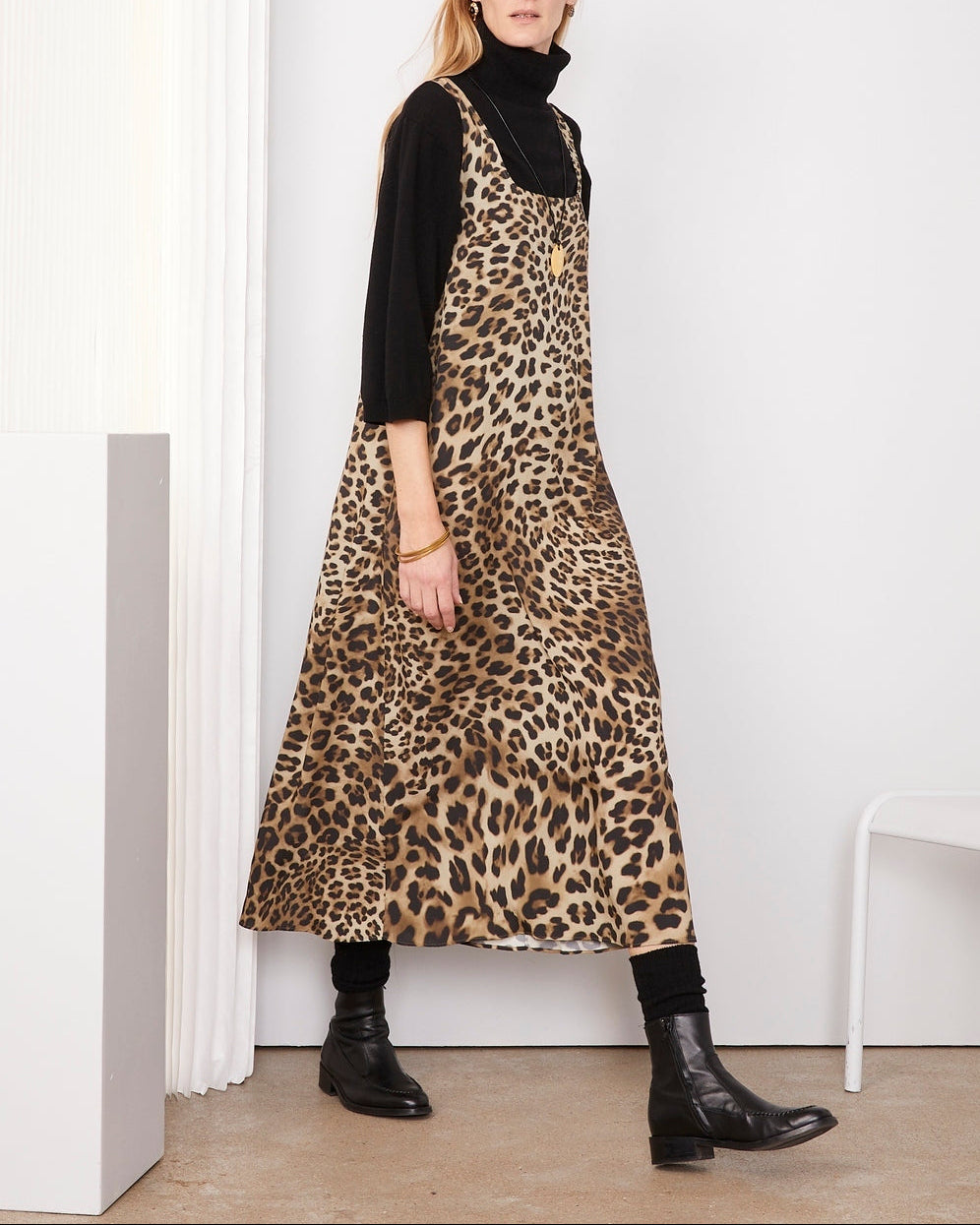 Officine Générale – Robe Patrizia - Beige Clair/Noir - Femme, mannequin portant une robe léopard sur un pull noir, vue de profil