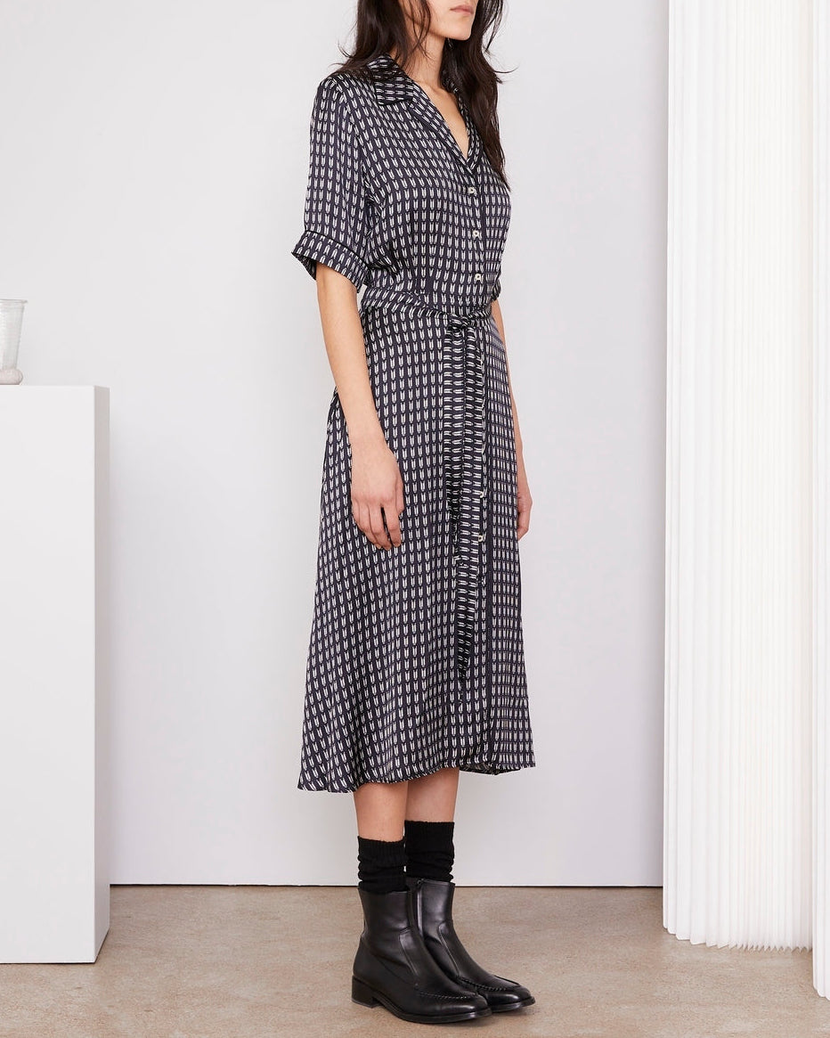 Officine Générale – Robe Benedicte - Bleu Marine/Écru - Femme, mannequin portant une robe chemise mi-longue à motifs géométriques, de profil