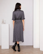 Officine Générale – Robe Benedicte - Bleu Marine/Écru - Femme, mannequin de dos portant une robe chemise mi-longue noire à motifs