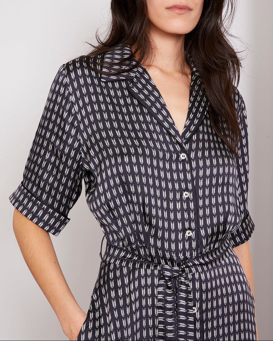 Officine Générale – Robe Benedicte - Bleu Marine/Écru - Femme, mannequin femme portant une robe chemise noire à motifs blancs