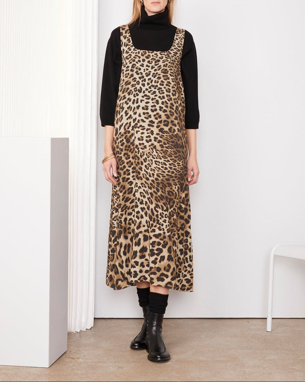 Officine Générale – Robe Patrizia - Beige Clair/Noir - Femme, robe léopard portée par un mannequin, vue de face, en studio
