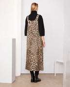 Officine Générale – Robe Patrizia - Beige Clair/Noir - Femme, robe léopard portée par un mannequin de dos, avec un pull noir