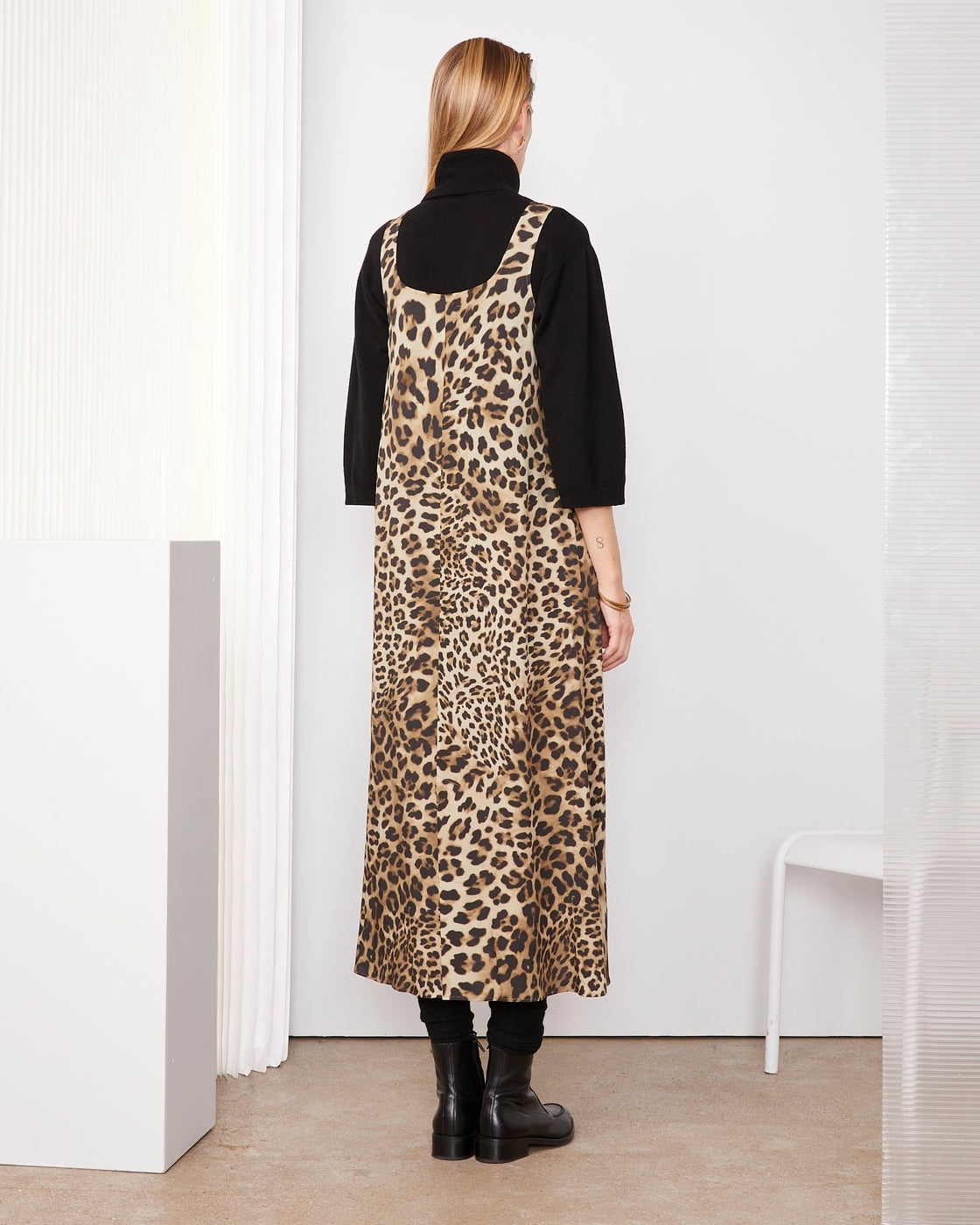 Officine Générale – Robe Patrizia - Beige Clair/Noir - Femme, robe léopard portée par un mannequin de dos, avec un pull noir