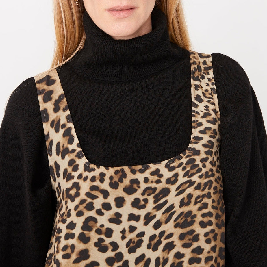 Officine Générale – Robe Patrizia - Beige Clair/Noir - Femme, mannequin femme blonde, pull noir col roulé, robe léopard
