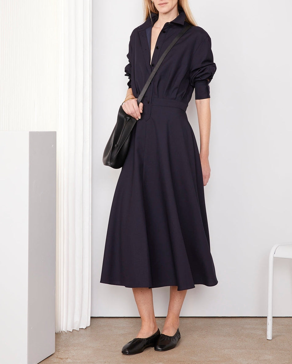 Officine Générale – Robe Anadea - Bleu Marine - Femme, mannequin portant une robe chemise bleu marine, vue de face