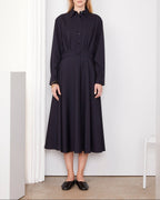 Officine Générale – Robe Anadea - Bleu Marine - Femme, mannequin femme blonde portant une robe chemise longue bleu marine, vue de face