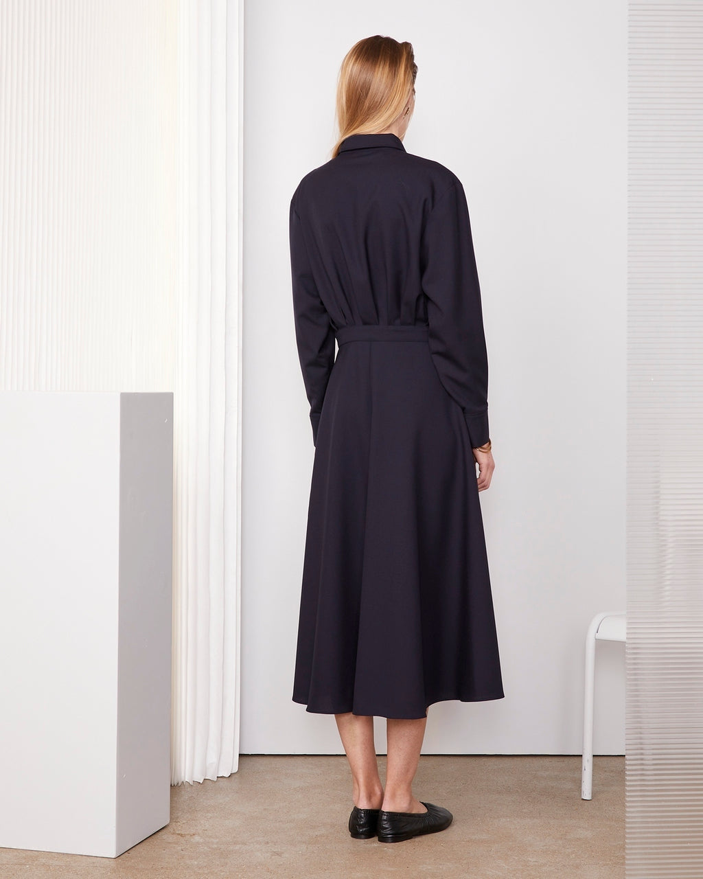 Officine Générale – Robe Anadea - Bleu Marine - Femme, mannequin de dos portant une robe chemise longue bleu marine