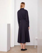 Officine Générale – Robe Anadea - Bleu Marine - Femme, mannequin de dos portant une robe chemise longue bleu marine