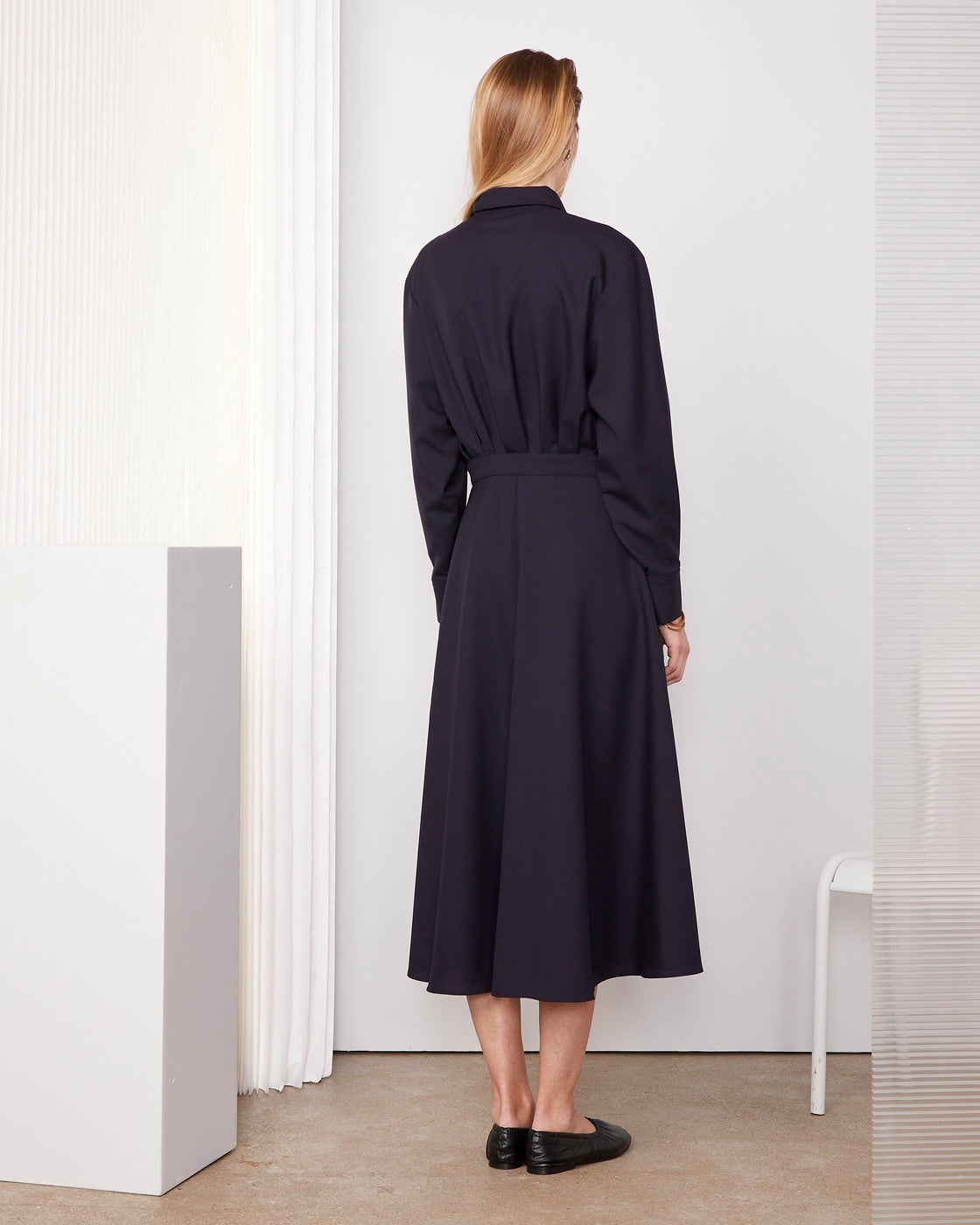 Officine Générale – Robe Anadea - Bleu Marine - Femme, mannequin de dos portant une robe chemise longue bleu marine