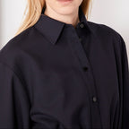 Officine Générale – Robe Anadea - Bleu Marine - Femme, mannequin femme blonde, chemise noire, vue de face