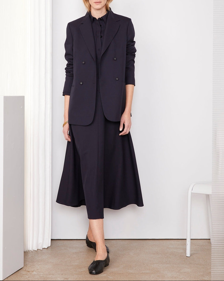 Officine Générale – Robe Anadea - Bleu Marine - Femme, mannequin femme portant un ensemble blazer et pantalon noir, vue de face