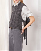 Officine Générale – Top Loudia - Gris Moyen - Femme, mannequin portant un gilet en maille gris sur une chemise blanche