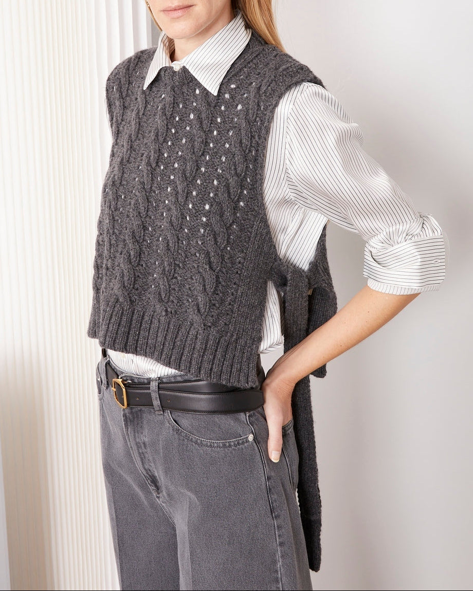 Officine Générale – Top Loudia - Gris Moyen - Femme, mannequin portant un pull sans manches gris en maille torsadée, de face