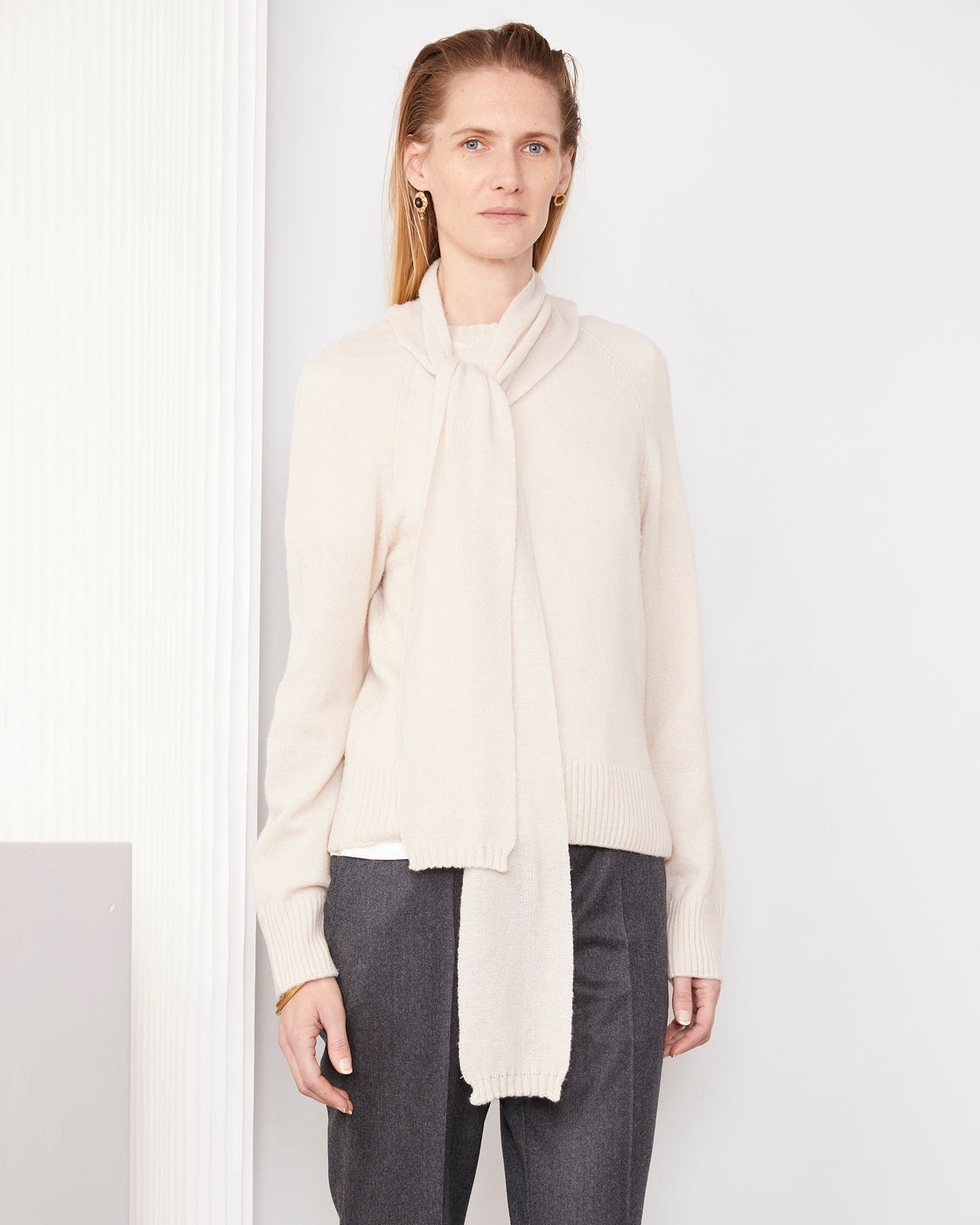 Officine Générale – Pull Manola Avec Écharpe - Beige - Femme, mannequin portant un pull crème avec un foulard intégré, vue de face