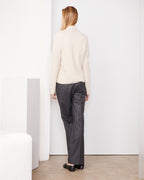 Officine Générale – Pull Manola Avec Écharpe - Beige - Femme, mannequin femme de dos portant un pull col roulé beige et un pantalon gris