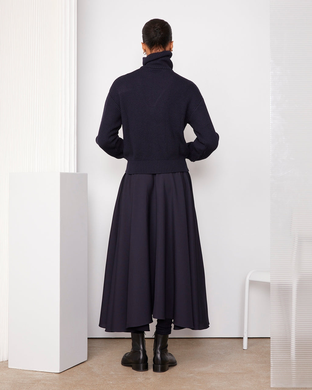 Officine Générale – Pull Vera - Bleu Marine - Femme, mannequin de dos portant un pull bleu marine et une jupe longue