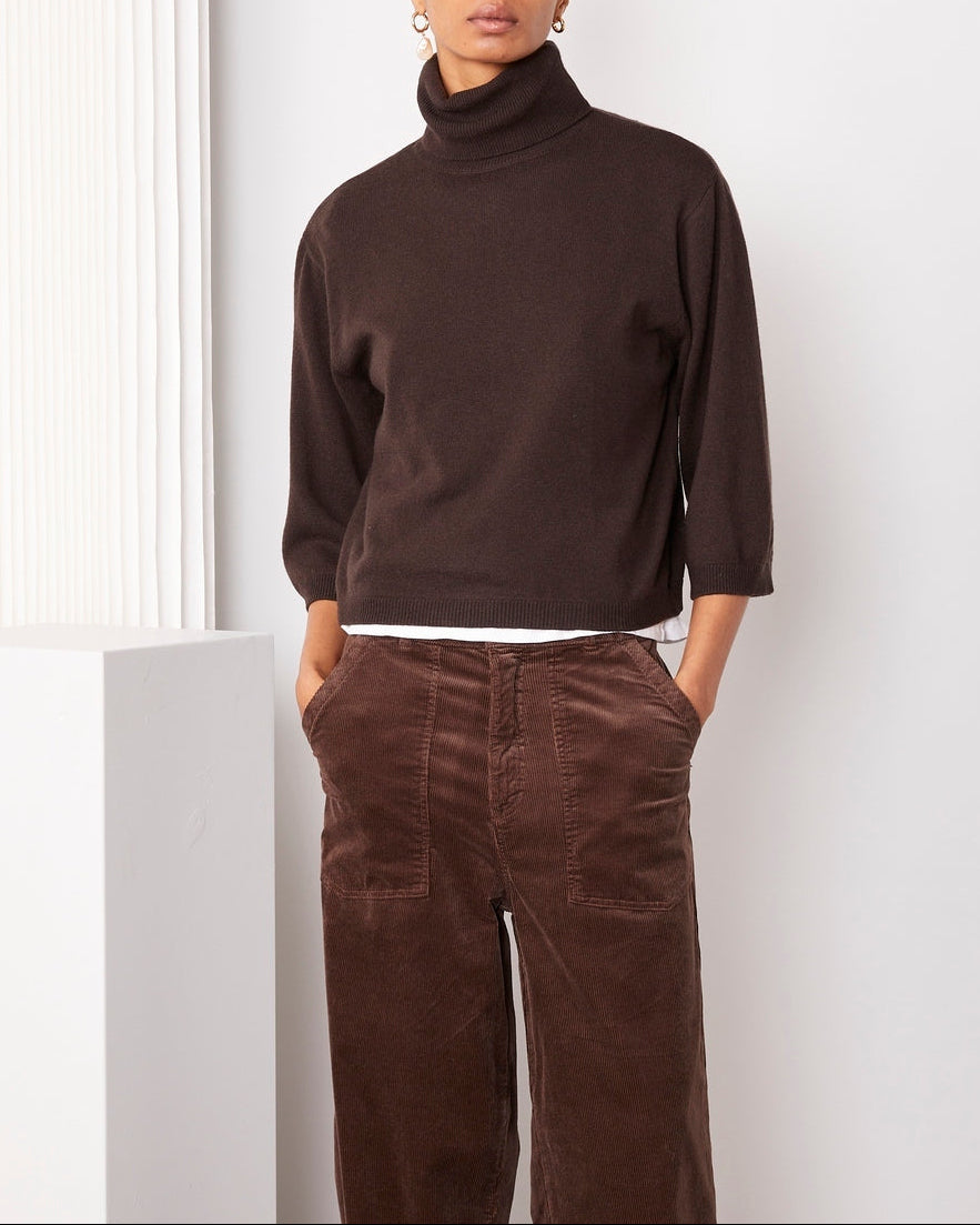 Officine Générale – Pull Jalila - Marron Foncé - Femme, mannequin femme vue de face, pull col roulé marron, pantalon velours