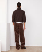 Officine Générale – Pull Jalila - Marron Foncé - Femme, mannequin de dos portant un pull marron et un pantalon marron