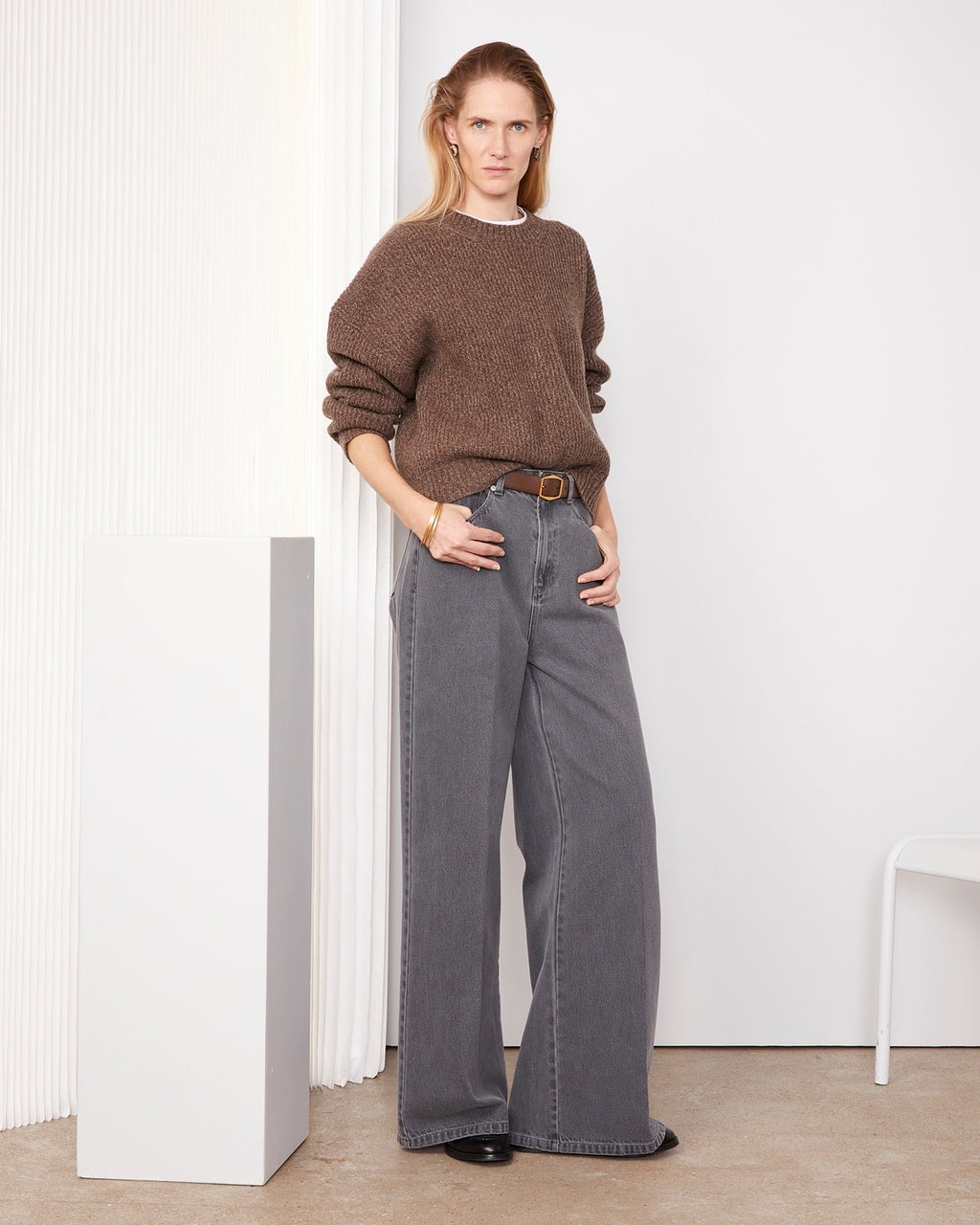 Officine Générale – Pull Mimy Col Rond - Café Glacé/Gris Moyen - Femme, mannequin femme blonde portant un pull marron et un jean gris