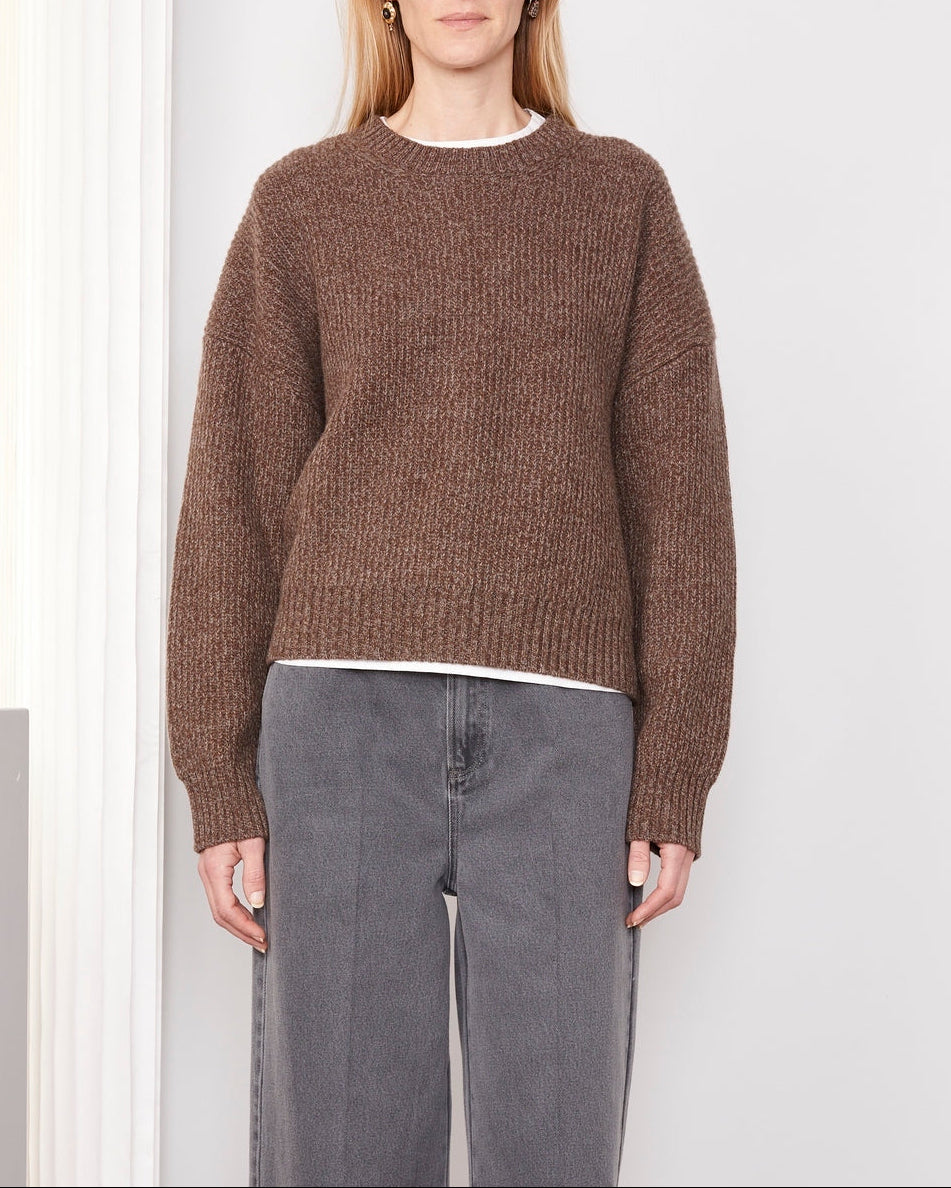 Officine Générale – Pull Mimy Col Rond - Café Glacé/Gris Moyen - Femme, mannequin femme portant un pull marron en maille et un jean gris
