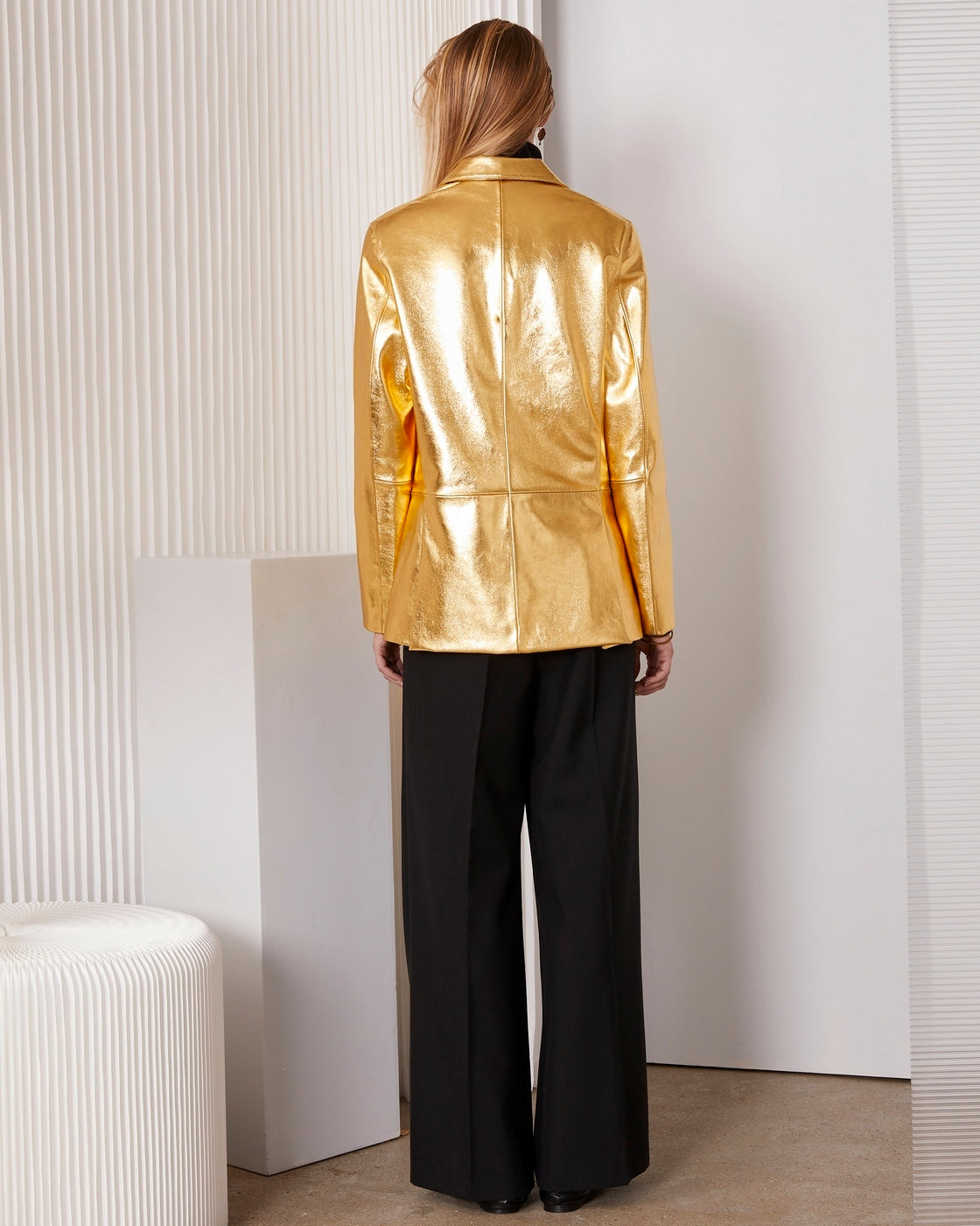 Officine Générale – Veste Gio - Doré - Femme, mannequin de dos portant un blazer doré et un pantalon noir