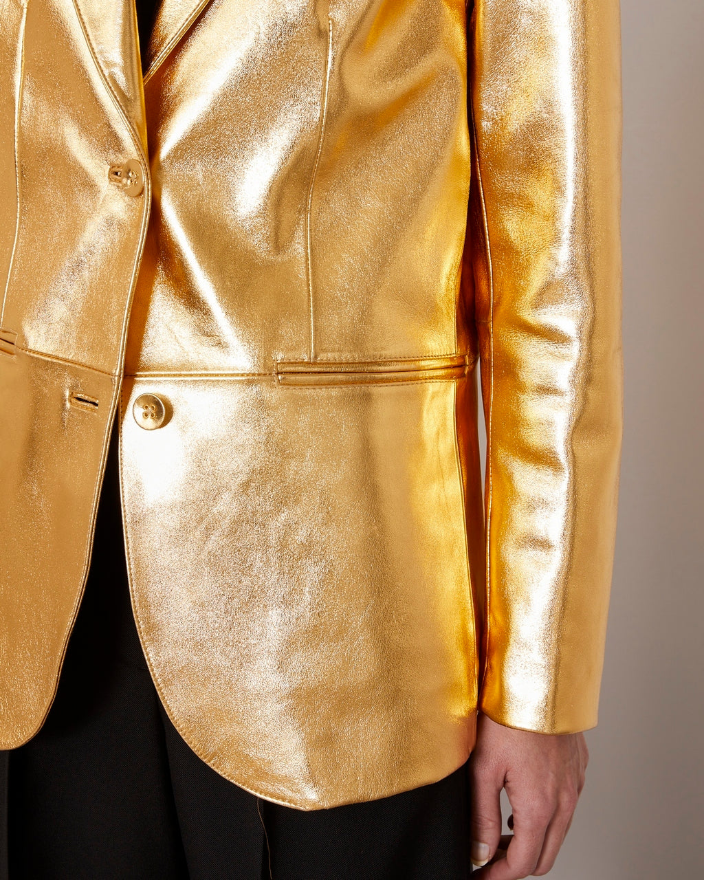 Officine Générale – Veste Gio - Doré - Femme, blazer doré porté par un mannequin, vue de face, détail de la matière