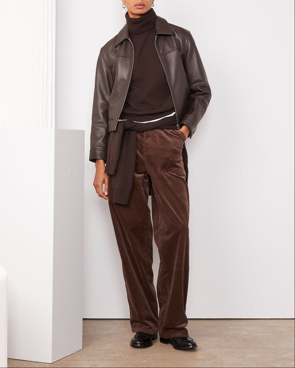 Officine Générale – Blouson Miray - Marron Foncé - Femme, mannequin femme vue de face, vêtue d'un ensemble marron en cuir et velours