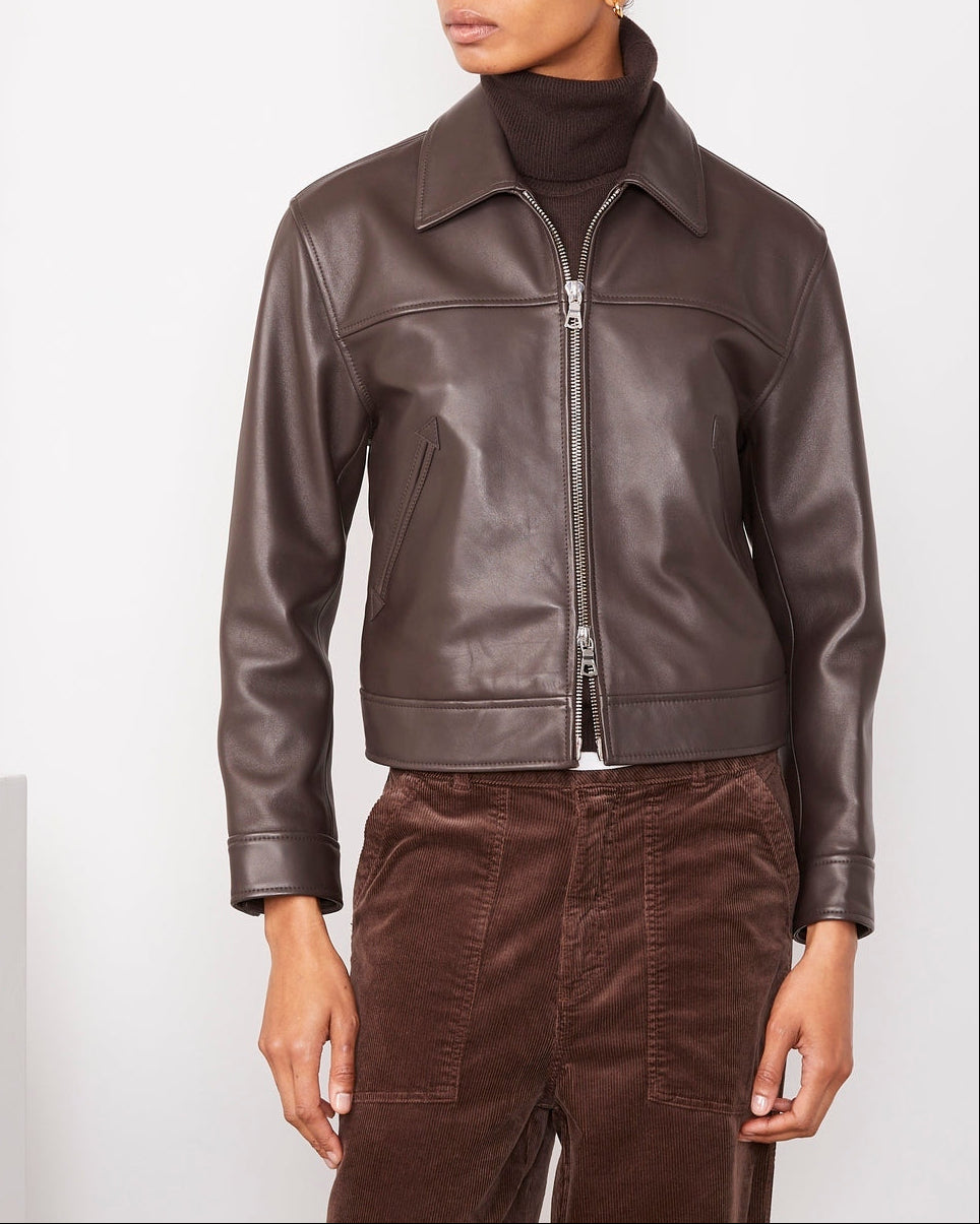 Officine Générale – Blouson Miray - Marron Foncé - Femme, mannequin portant une veste en cuir marron et un pantalon en velours côtelé
