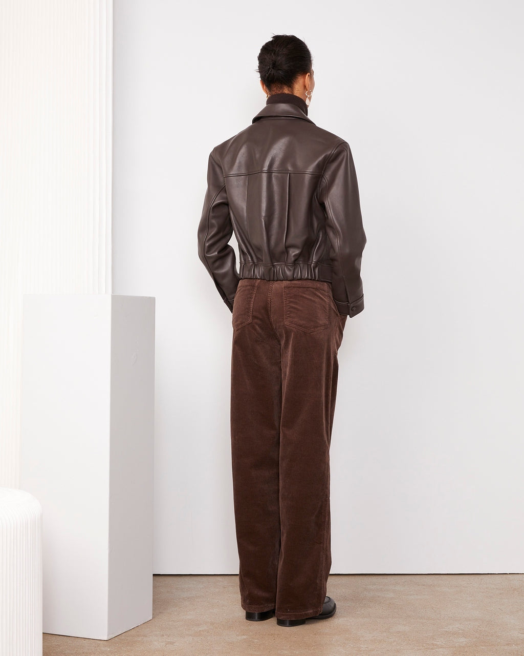 Officine Générale – Blouson Miray - Marron Foncé - Femme, mannequin de dos portant une veste en cuir marron et un pantalon en velours