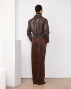 Officine Générale – Blouson Miray - Marron Foncé - Femme, mannequin de dos portant une veste en cuir marron et un pantalon en velours