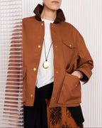 Officine Générale – Manteau Yolande - Rouille - Femme, mannequin portant une veste marron avec un col en velours