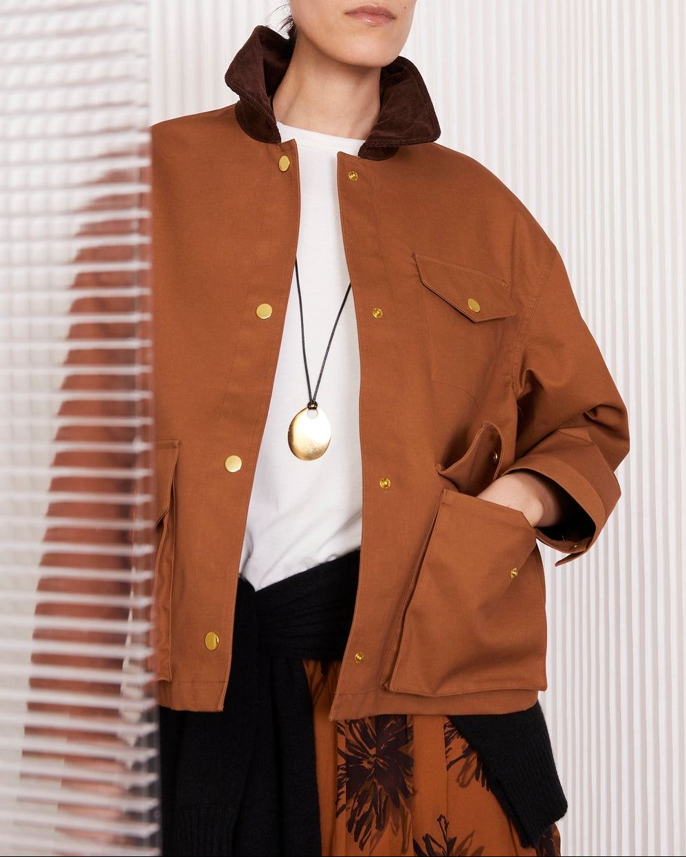 Officine Générale – Manteau Yolande - Rouille - Femme, mannequin portant une veste marron avec un col en velours
