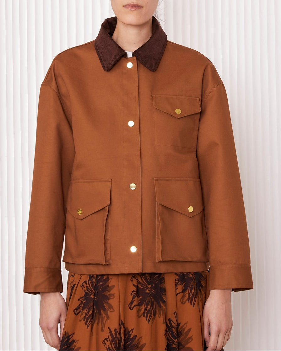 Officine Générale – Manteau Yolande - Rouille - Femme, mannequin portant une veste marron en coton avec col en velours