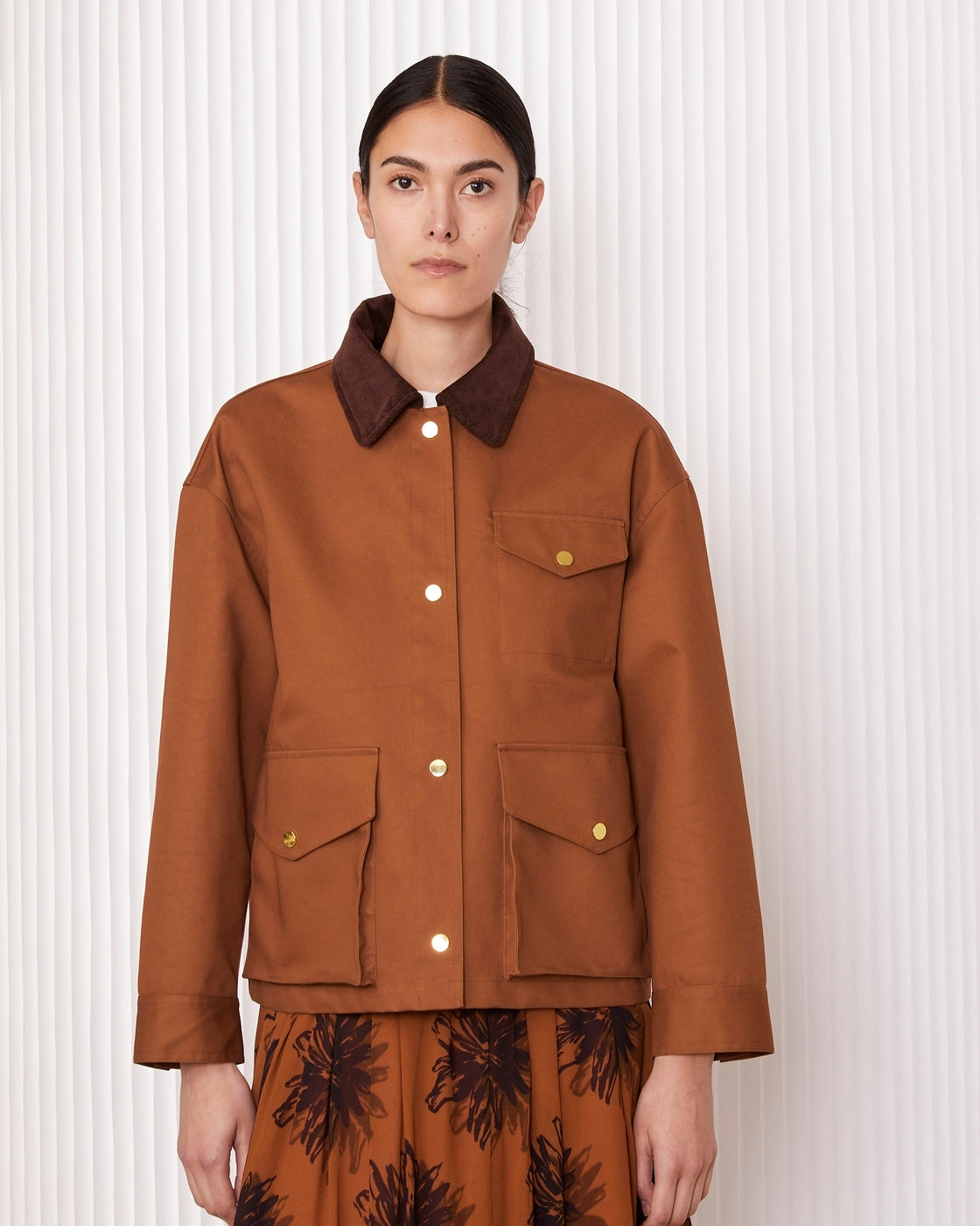 Officine Générale – Manteau Yolande - Rouille - Femme, mannequin portant une veste marron en coton avec col en velours