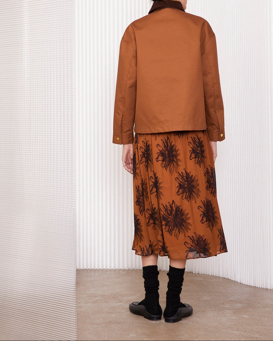 Officine Générale – Manteau Yolande - Rouille - Femme, mannequin de dos portant une veste marron et une jupe longue imprimée