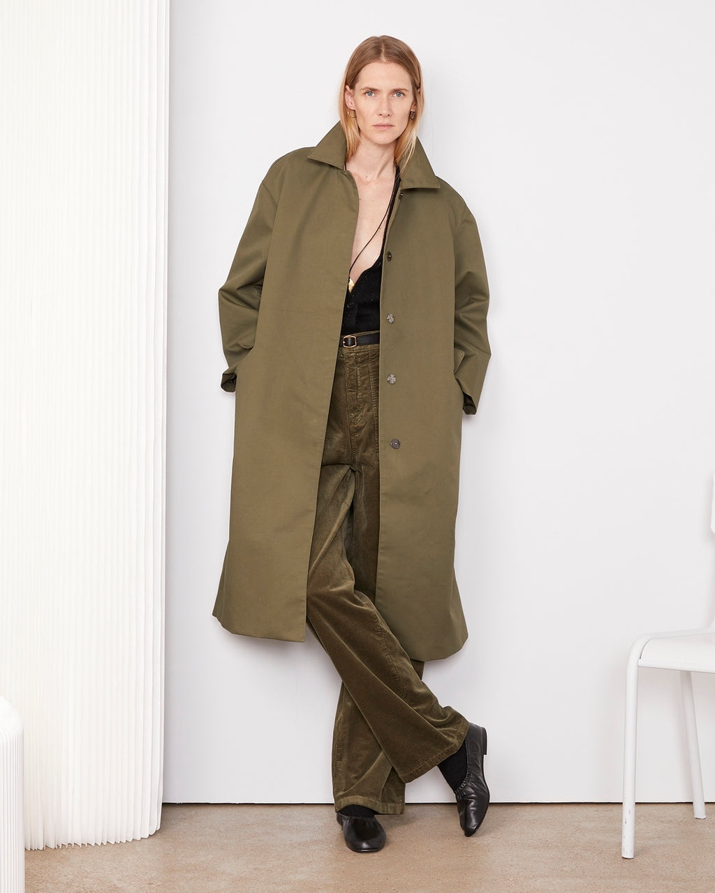 Officine Générale – Manteau Namilia - Olive - Femme, manteau long kaki porté par un mannequin femme, vue de face