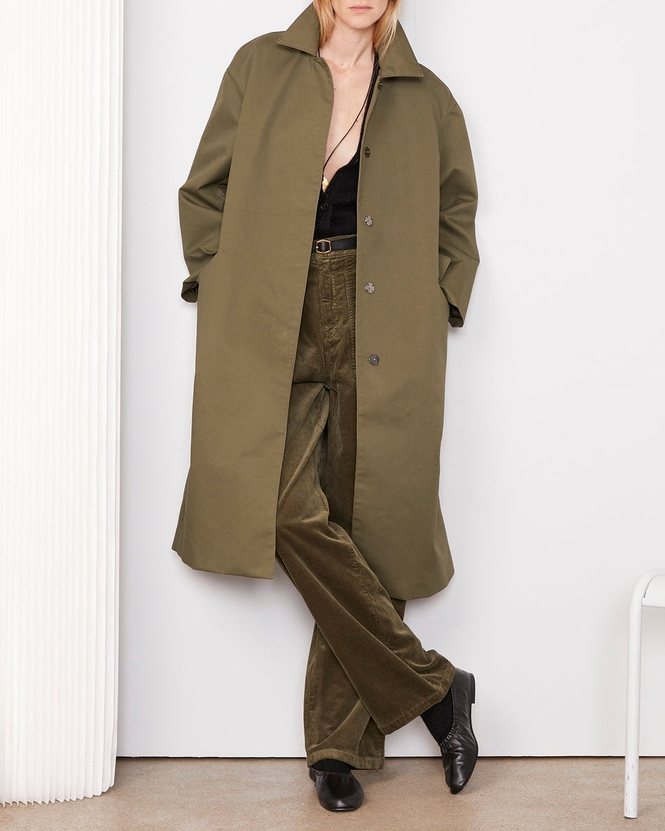 Officine Générale – Manteau Namilia - Olive - Femme, manteau long kaki porté par un mannequin femme, vue de face
