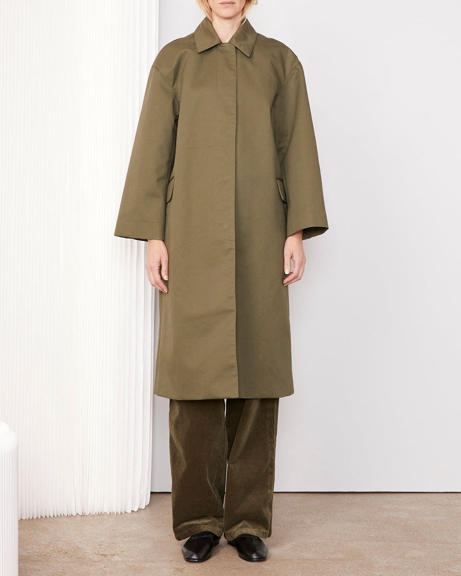 Officine Générale – Manteau Namilia - Olive - Femme, manteau long kaki porté par un mannequin, vue de face