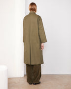 Officine Générale – Manteau Namilia - Olive - Femme, manteau long kaki porté de dos par un mannequin