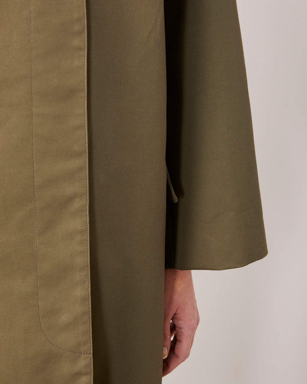 Officine Générale – Manteau Namilia - Olive - Femme, manteau kaki porté par un mannequin, vue de côté, détail de la manche