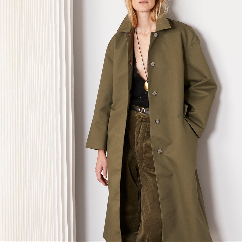 Officine Générale – Manteau Namilia - Olive - Femme, mannequin femme blonde portant un trench-coat kaki, pantalon velours côtelé marron
