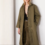 Officine Générale – Manteau Namilia - Olive - Femme, mannequin femme blonde portant un trench-coat kaki, pantalon velours côtelé marron