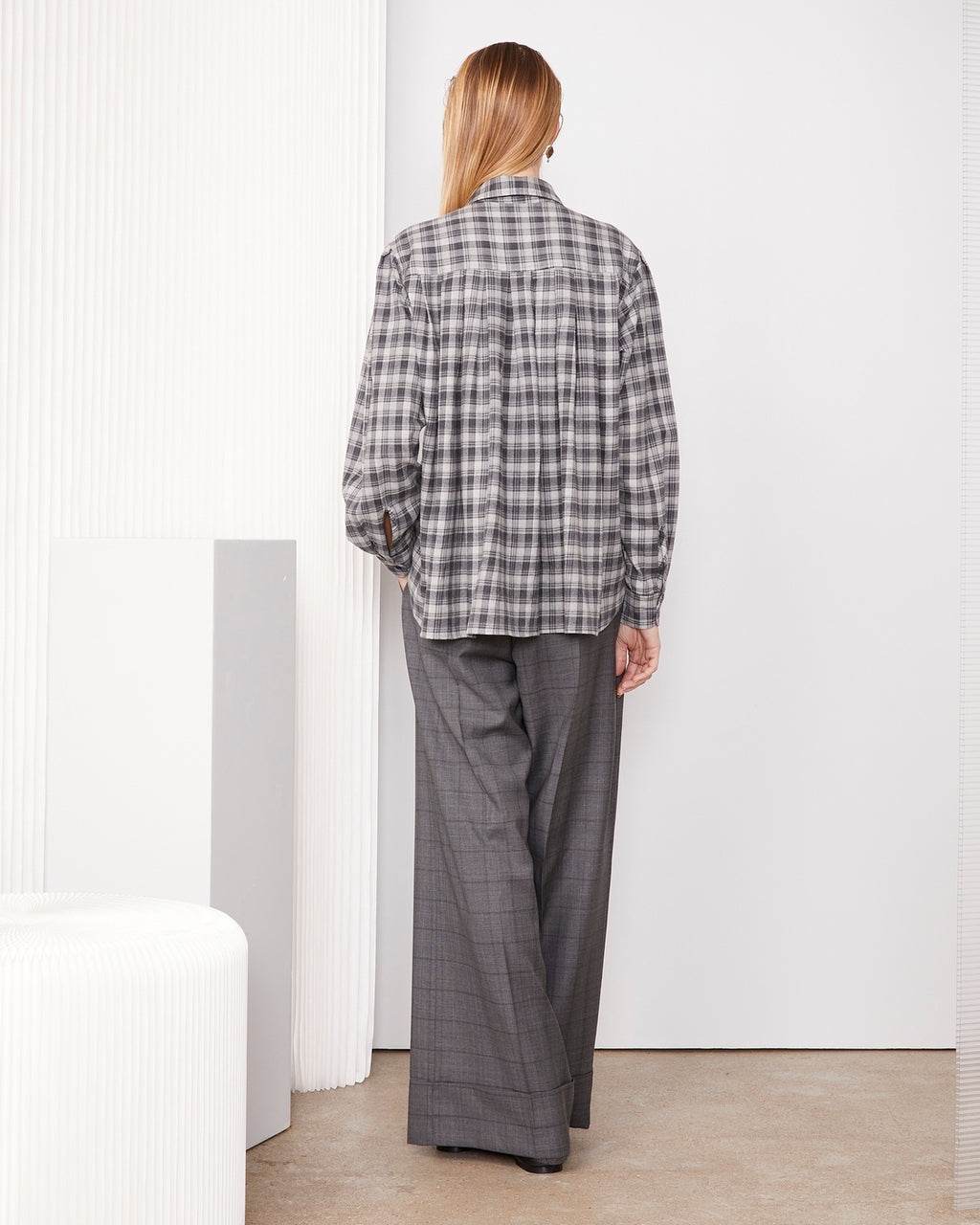 Officine Générale – Chemise Mahault - Gris Moyen/Gris Foncé - Femme, mannequin de dos portant une chemise à carreaux et un pantalon gris