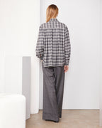 Officine Générale – Chemise Mahault - Gris Moyen/Gris Foncé - Femme, mannequin de dos portant une chemise à carreaux et un pantalon gris