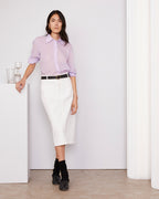 Officine Générale – Chemise Augustine Patte Cachée - Orchidée - Femme, mannequin femme portant une chemise lavande et une jupe crayon blanche
