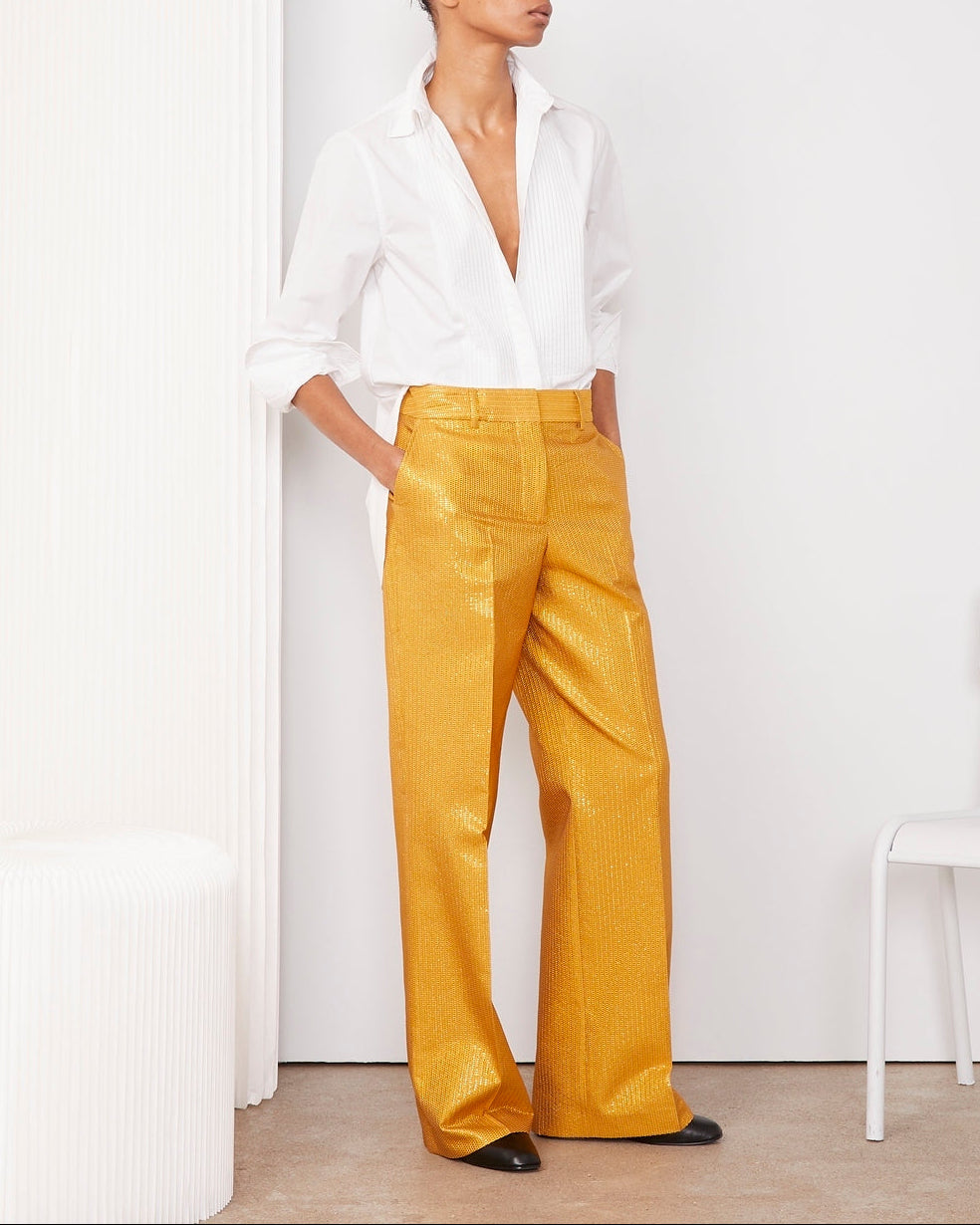 Officine Générale – Chemise Ronny - Blanc - Femme, mannequin portant une chemise blanche et un pantalon jaune doré
