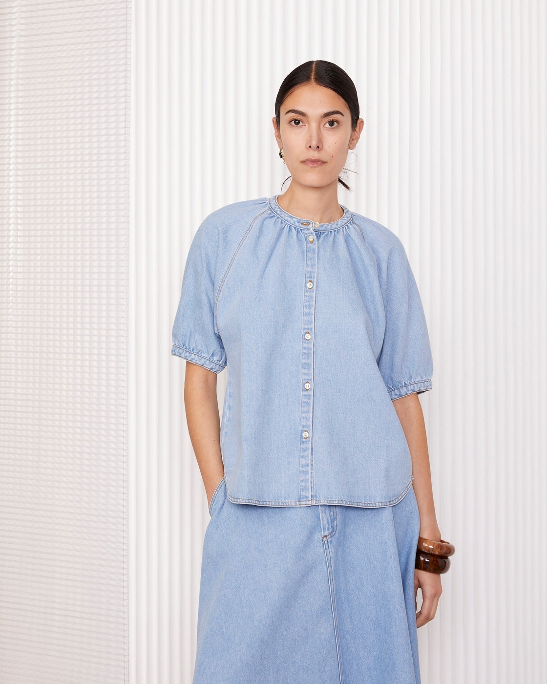 Officine Générale – Chemise Artemis - Bleu Clair - Femme, mannequin portant une chemise et une jupe en jean bleu clair